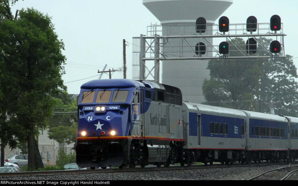 RNCX 1755 leads train 73 southbound on an overcast morning